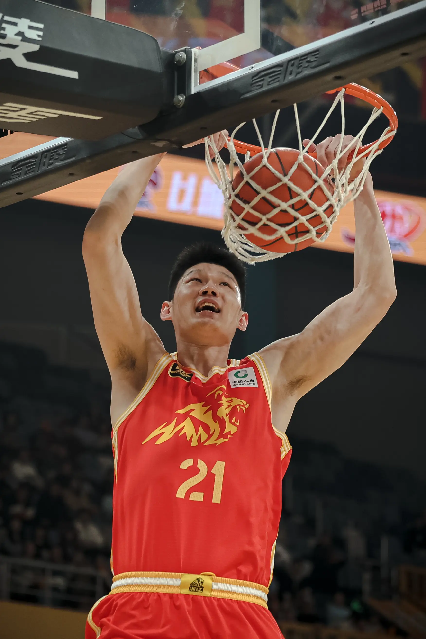 新疆男篮力克山东,保持不败纪录 新疆男篮力克山东,保持不败纪录