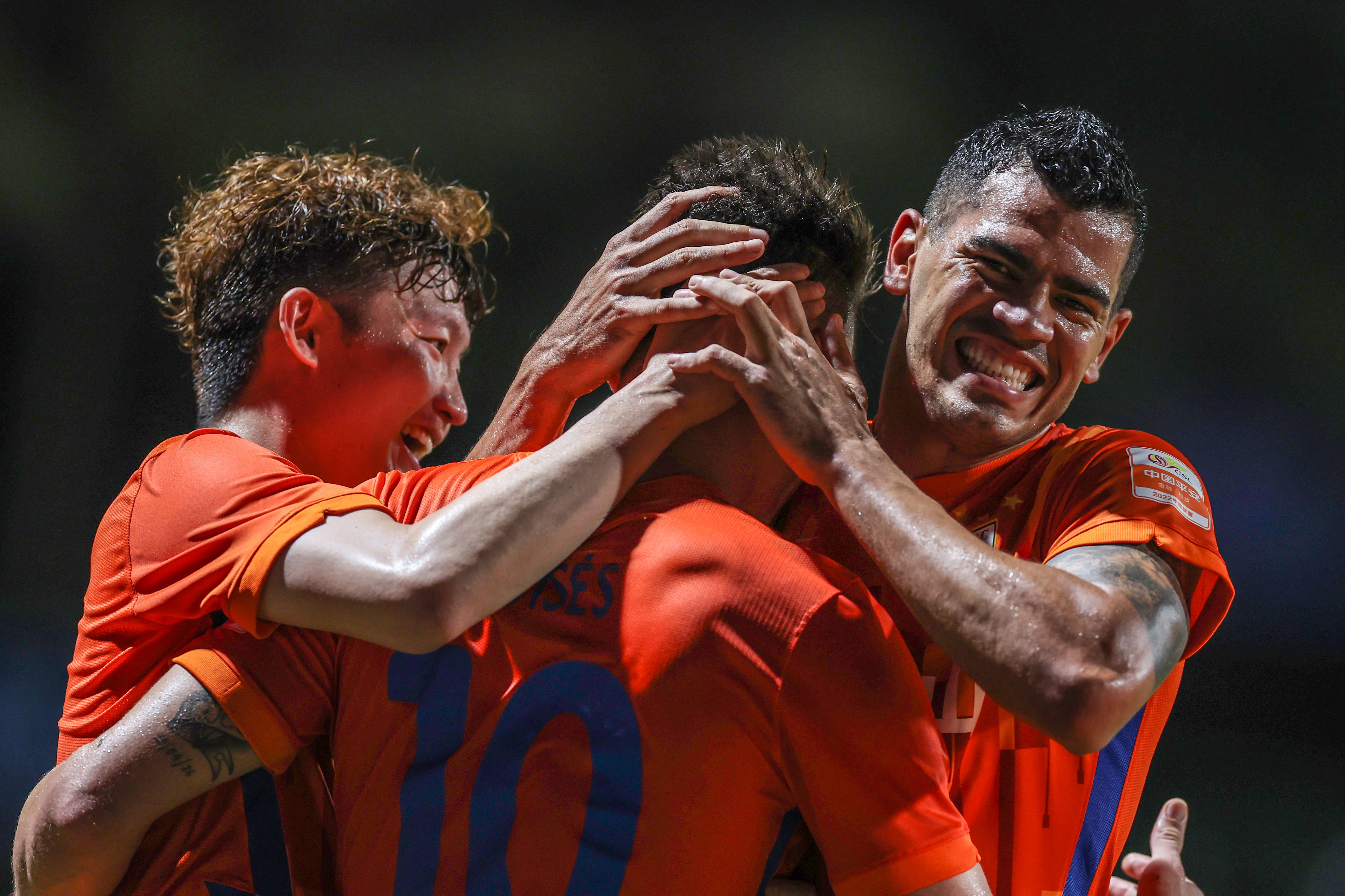 关于比赛后续：胜利者秀出庆祝动作的信息