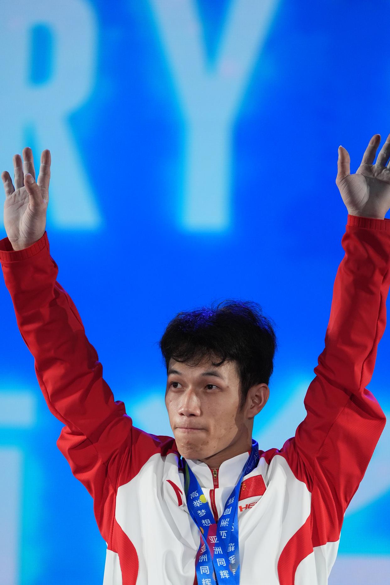 关于举重选手力压群雄，夺魁称王的信息