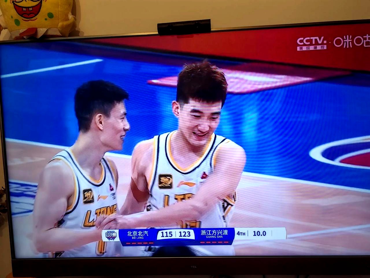 杭州男篮近来表现稳定，客场取胜继续领跑