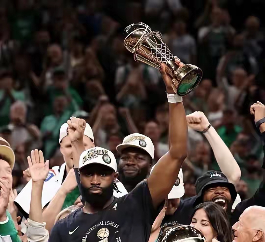 凯尔特人完胜马刺，范弗利特刷新纪录