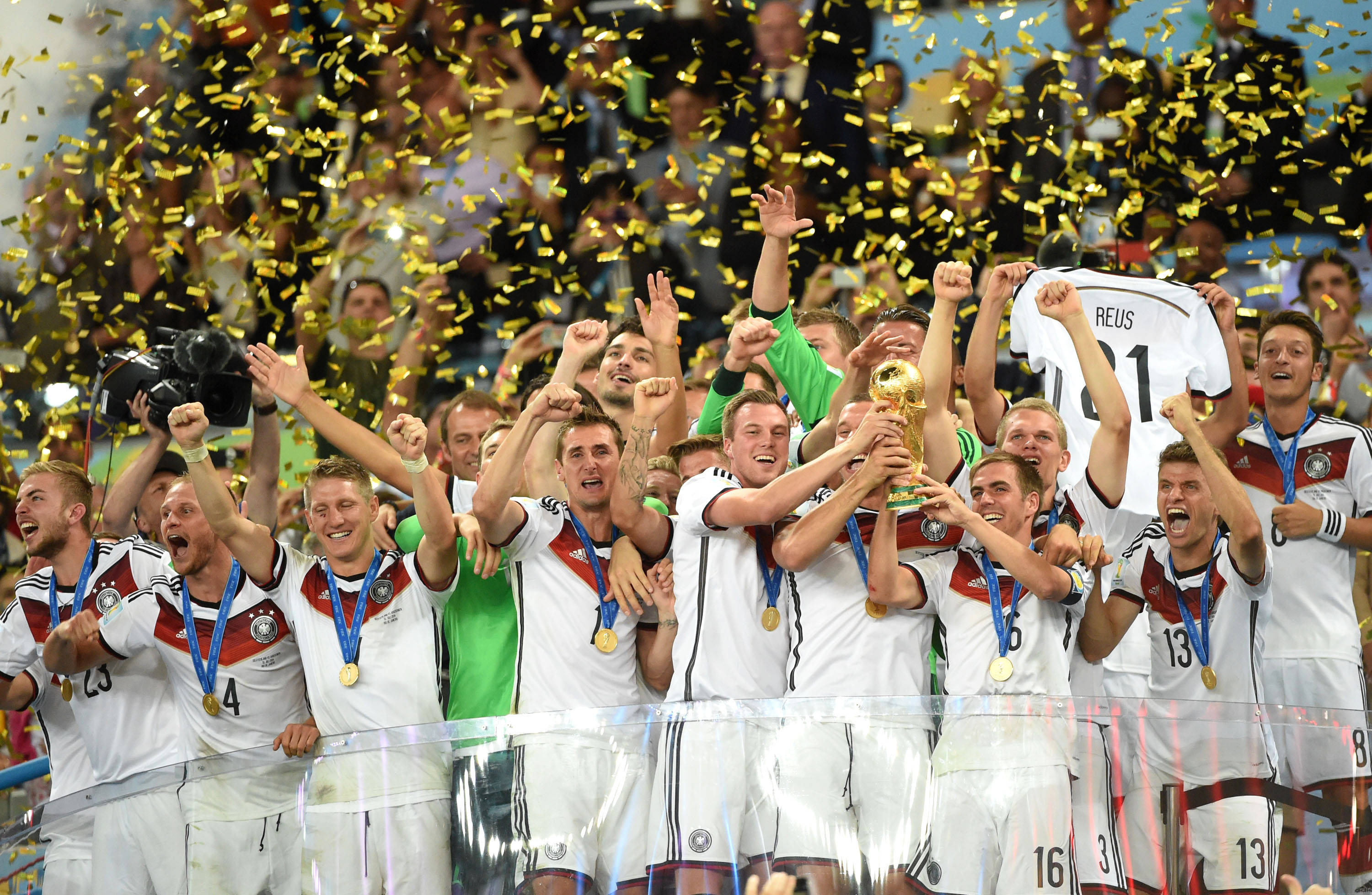 欧洲国家联赛冠军奖杯引人瞩目，争夺激烈升级