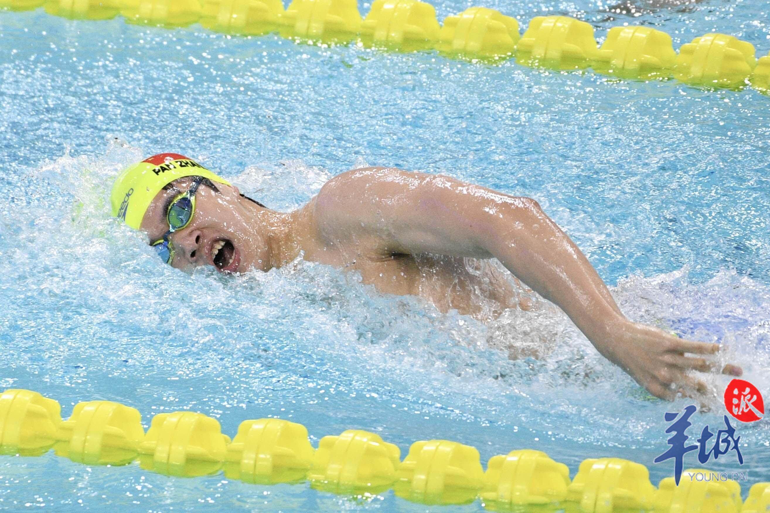 冠军风采：游泳决赛选手尽展实力