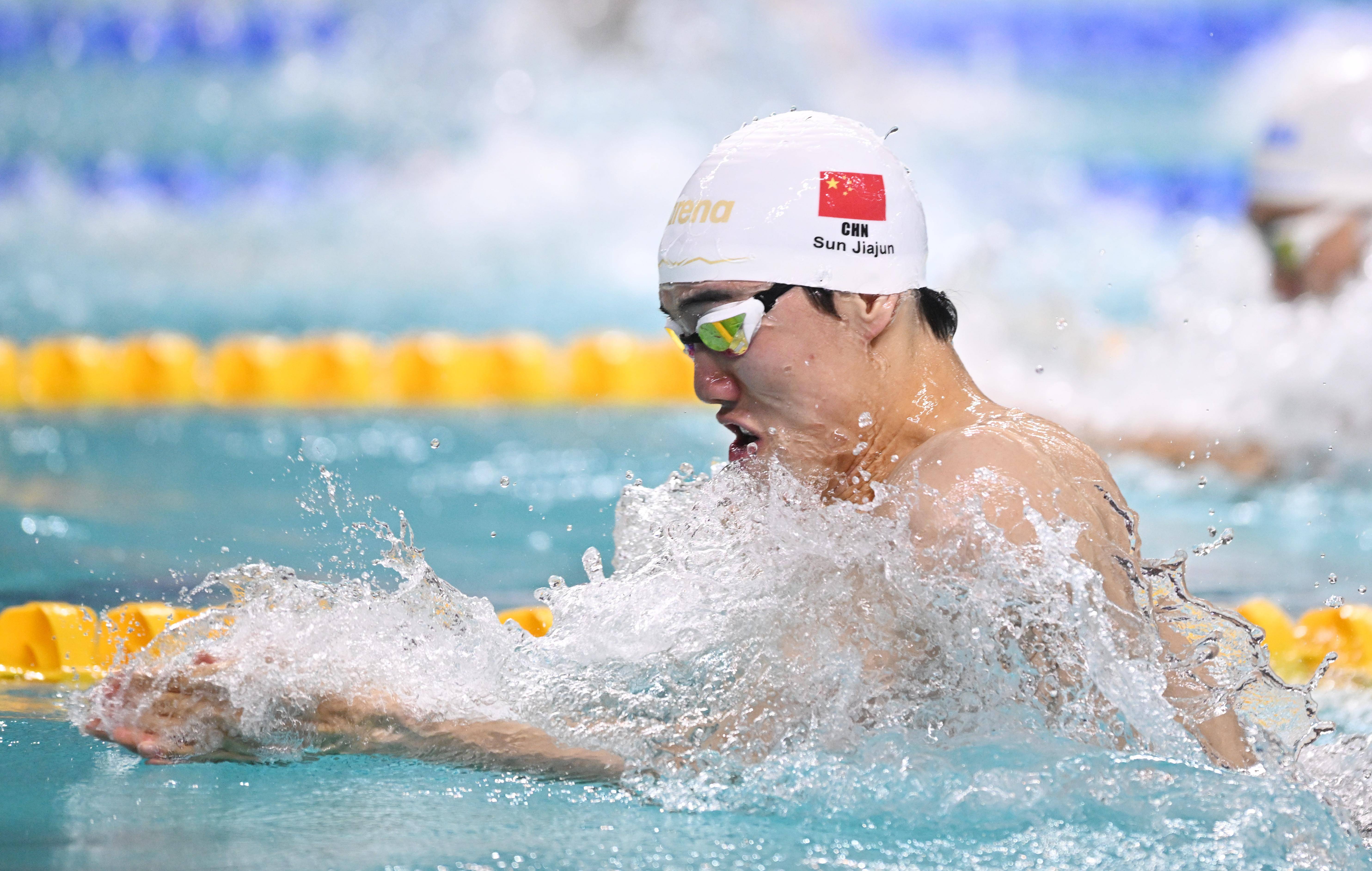 冠军风采：游泳决赛选手尽展实力