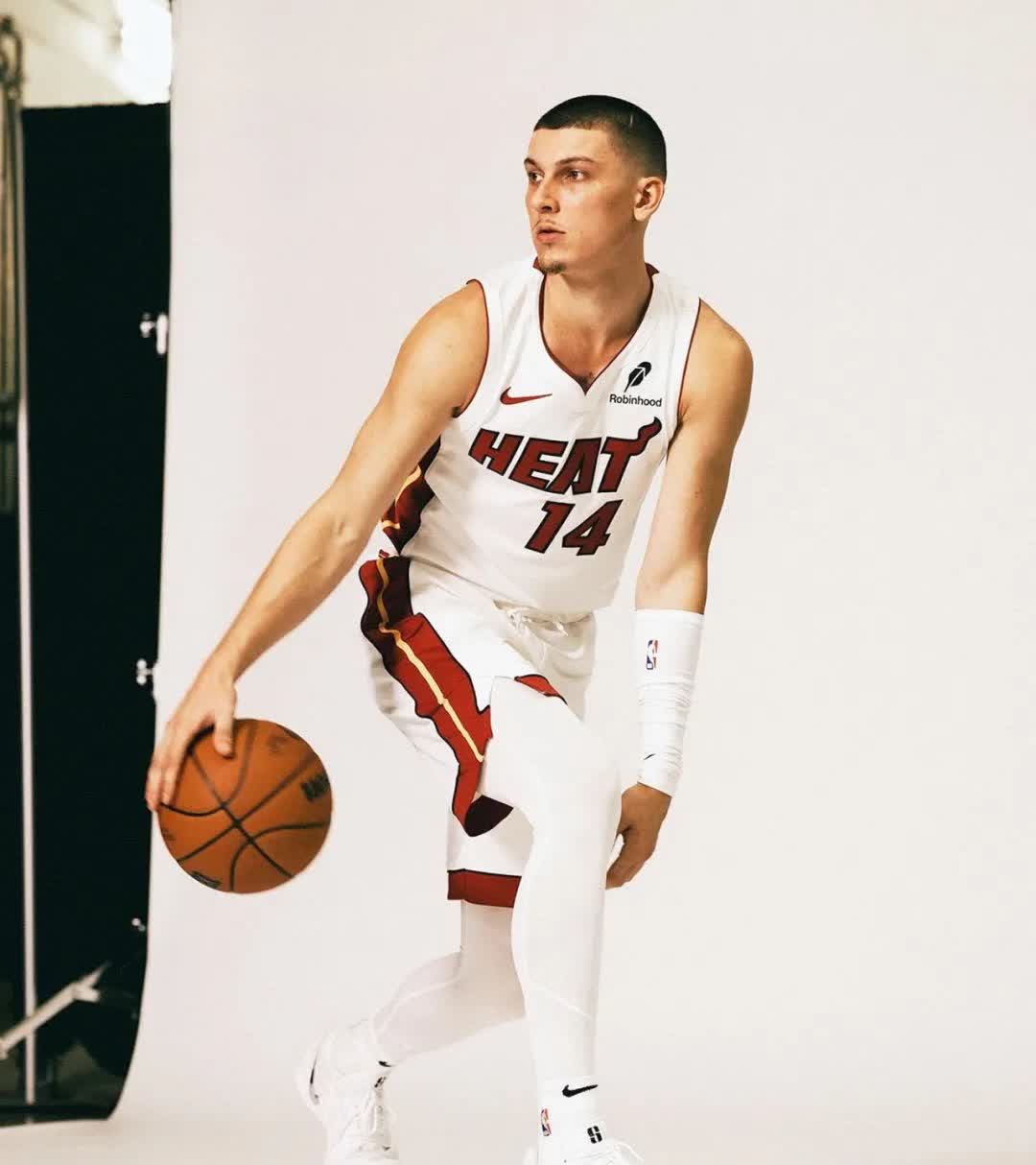 热火碾压骑士，拉文状态火热